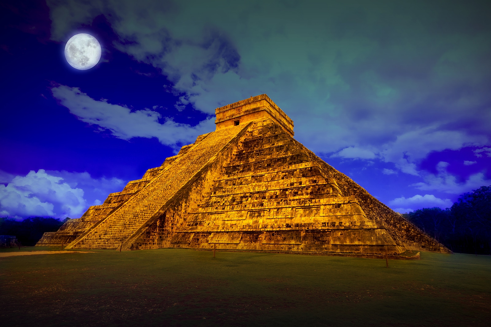 The pyramid of Kukulcan at Chichen Itza with Krystal International Vacation Club The pyramid of Kukulcan at Chichen Itza with Krystal International Vacation Club